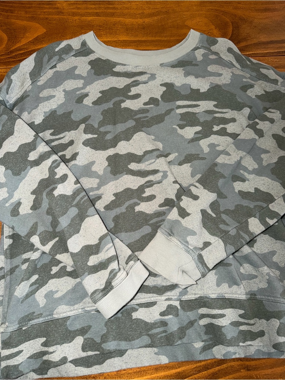 Universal Thread Women’s Camo Crewneck Sweatshirt Gray Size Large